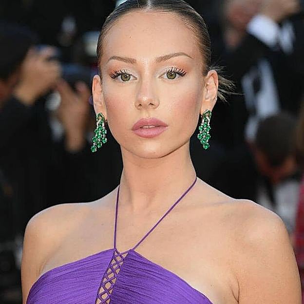 Imagen principal - Los labios con volumen fueron los protagonistas de look beauty de Ester Expósito.