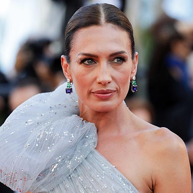 Imagen principal - De Nieves Álvarez a Ester Expósito: Tres trucos de maquillaje fáciles y rápidos que hemos visto en la alfombra roja de Cannes (y que vas a querer copiar)