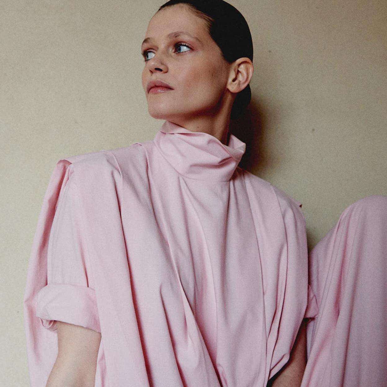 Así se ha convertido la bata en la prenda perfecta con la que serás la más elegante incluso fuera de casa