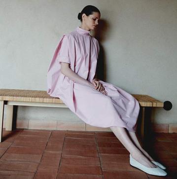 Imagen secundaria 1 - Así se ha convertido la bata en la prenda perfecta con la que serás la más elegante incluso fuera de casa