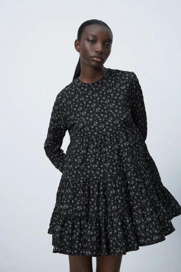 Vestido corto negro de flores (rebajado a 12,99 euros).
