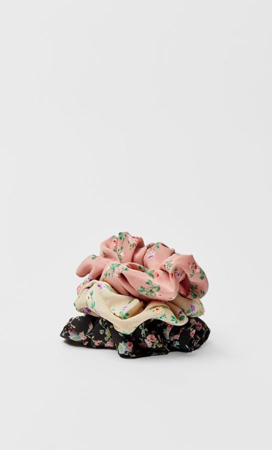 Este set de tres coleteros de diferente color y con estampado floral tiene un precio de 5,99 euros.