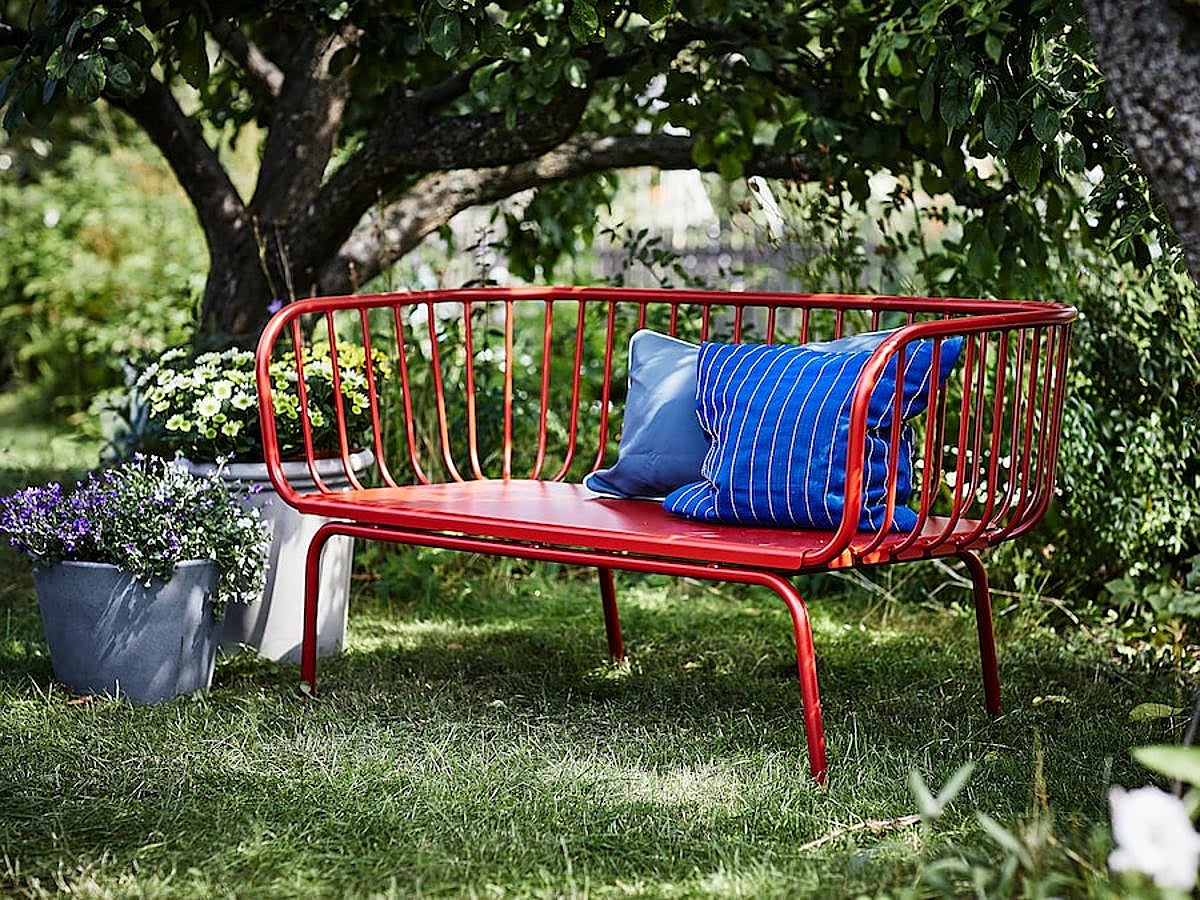 Fabricado en acero con revestimiento en polvo, este sofá rojo de exterior con tres plazas tiene un precio de 179 euros.