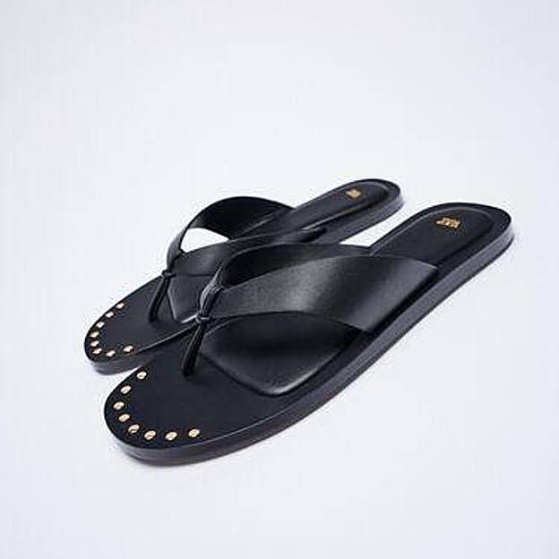 Sandalia plana piel con detalles delanteros de tachas, en negro