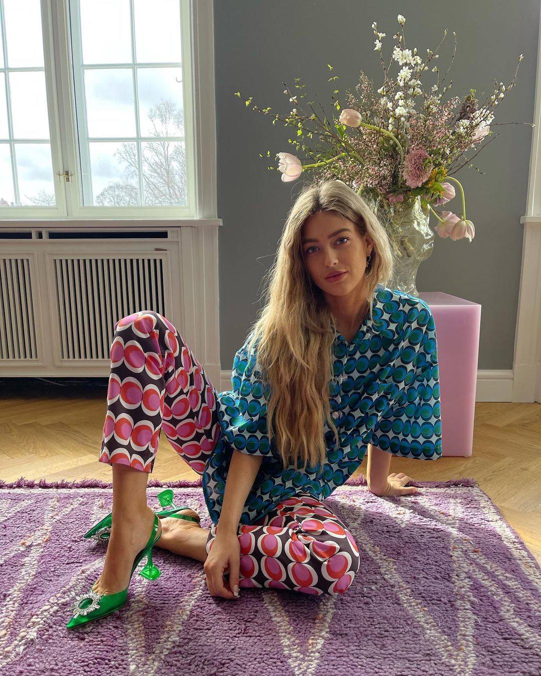 Mismo estampado, diferentes colores. De nuevo, vemos que combinar el mismo estampado en diferentes proporciones funciona bien. Para marca la diferencia la influencer juega con los tonos dispares. Aunque, otro consejo es que siempre haya un detalle en tu estilismo que sea del mismo color que contega otra prenda. Aquí, los zapatos combinan con la camisa.