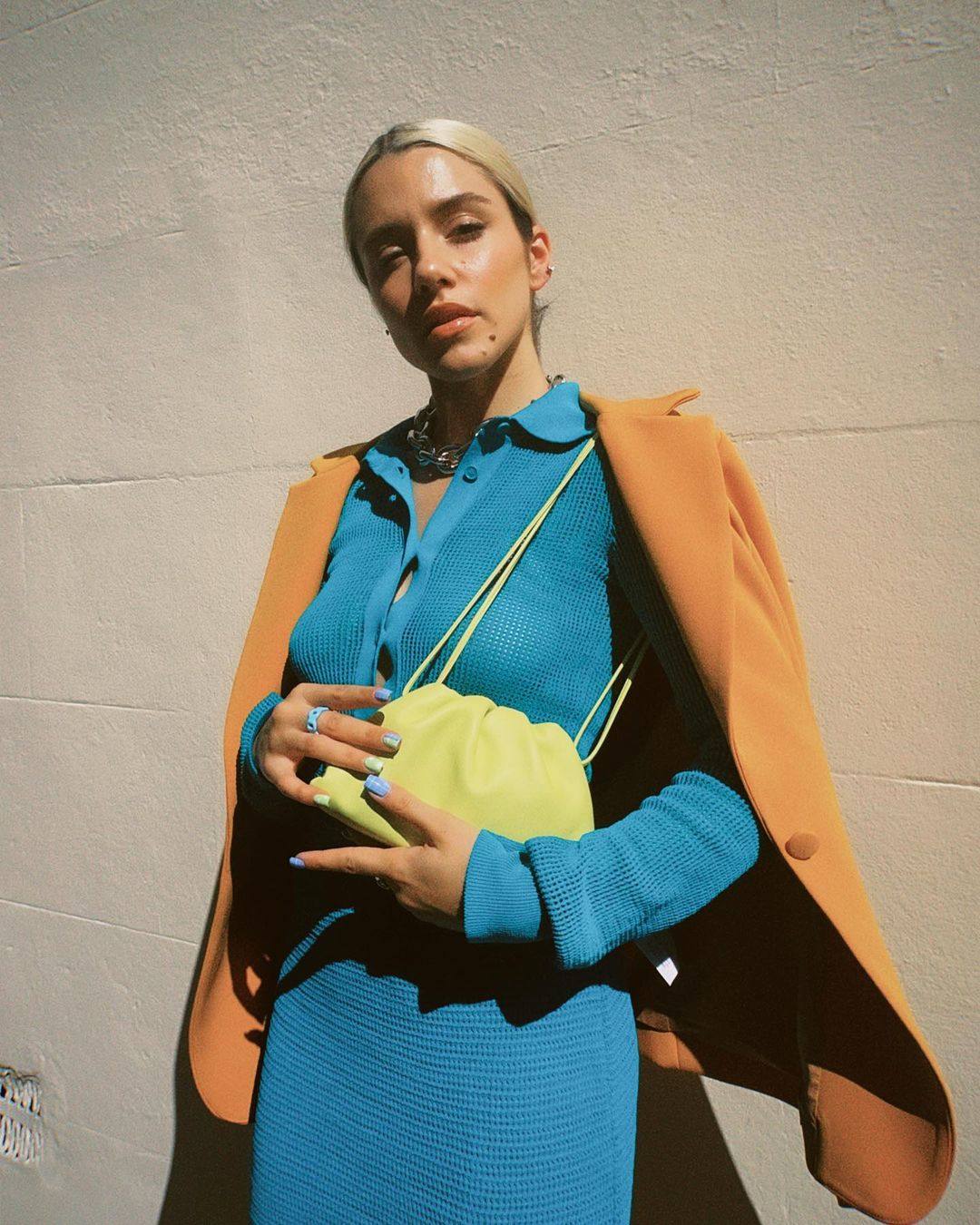 El turquesa y camel nunca fallan juntos. Esa contradicción entre color neutro con subtono cálido y un color frío brillante, es un clásico. El bolso en verde claro crea el trio perfecto.
