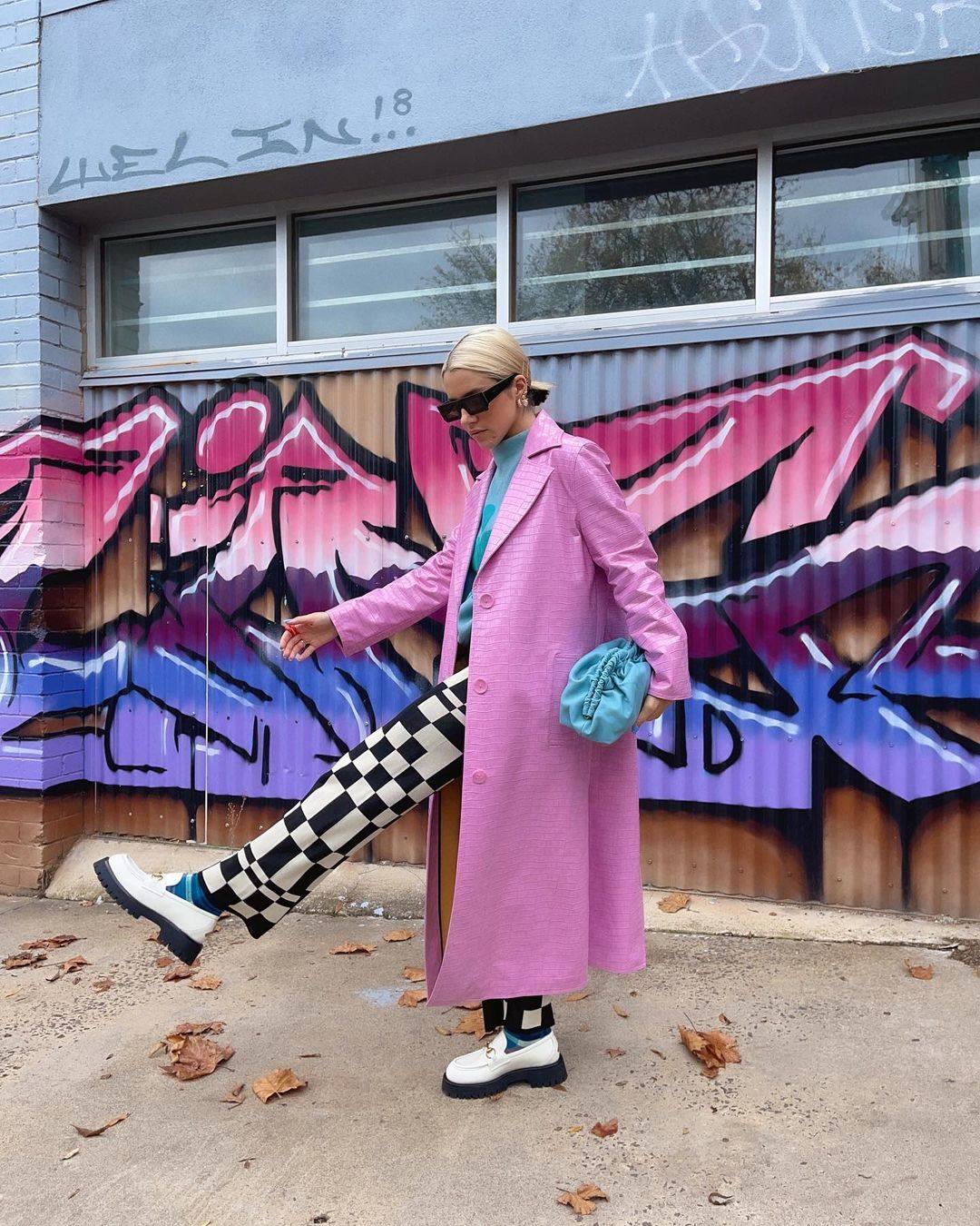 Introducir una prenda estampada, muy llamativa, y un mix de colores vibrantes, pero en prendas lisas, crea un contraste 'chic'. Este estilismo tiene una estética retro, años sesenta.