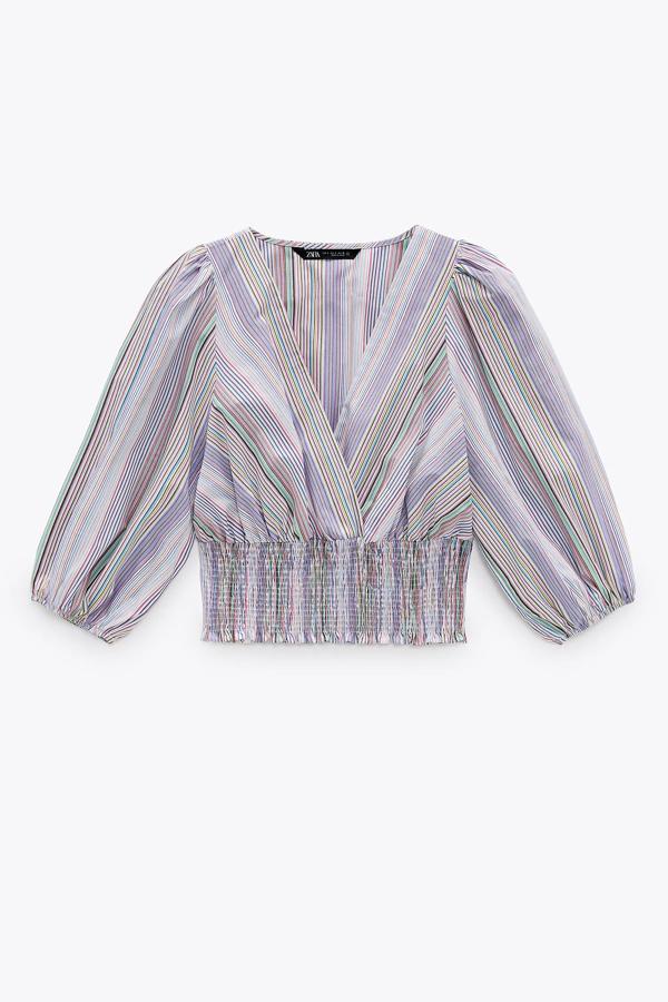 Con estampado de rayas multicolor, esta camisa cropped con escote de pico cruzado y manga abullonada tiene un precio rebajado de 9,99 euros (antes 22,95 euros).
