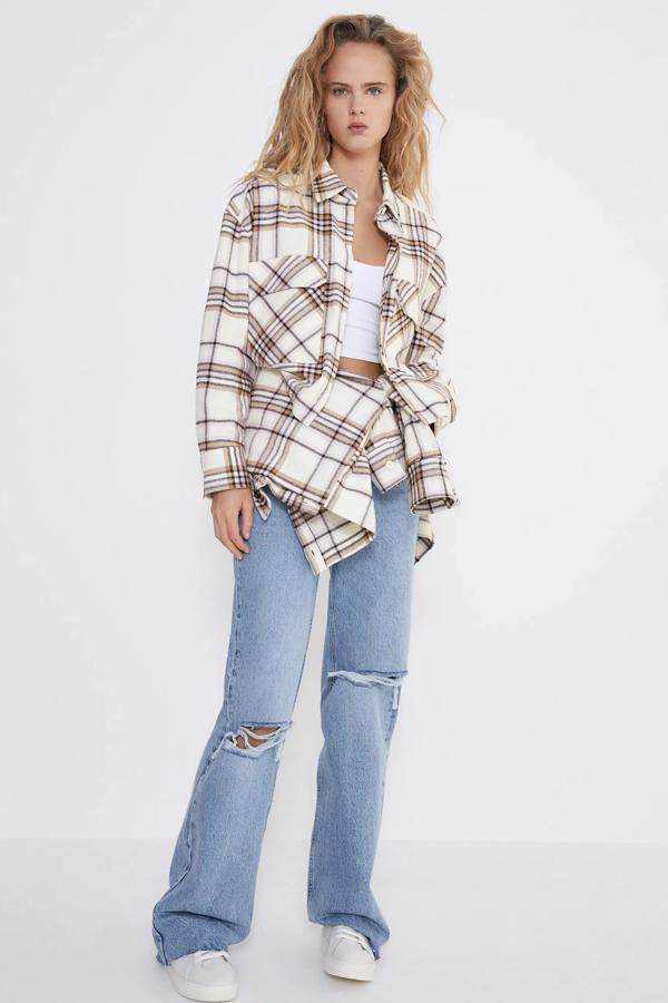 Esta camisa corta de franela con estampado de cuadros y bajo asimétrico tiene ahora un precio de 12,99 euros (antes 25,95 euros).