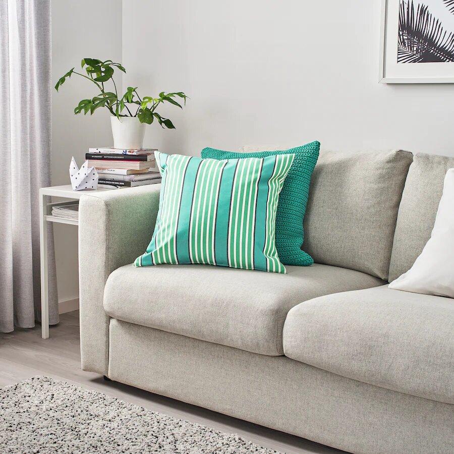 Disponible en varios colores, este cojín con estampado de rayas en turquesa tiene una medida de 50x50 centímetros y un precio de 5 euros. Es de Ikea.