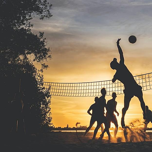 ¡Cuidado con los pies! Si la arena quema mucho, humedécela