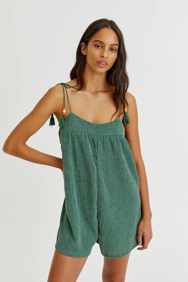 De color verde y con tejido rústico, este mono de tirantes con detalle de abalorios tiene un precio de 19,99 euros.