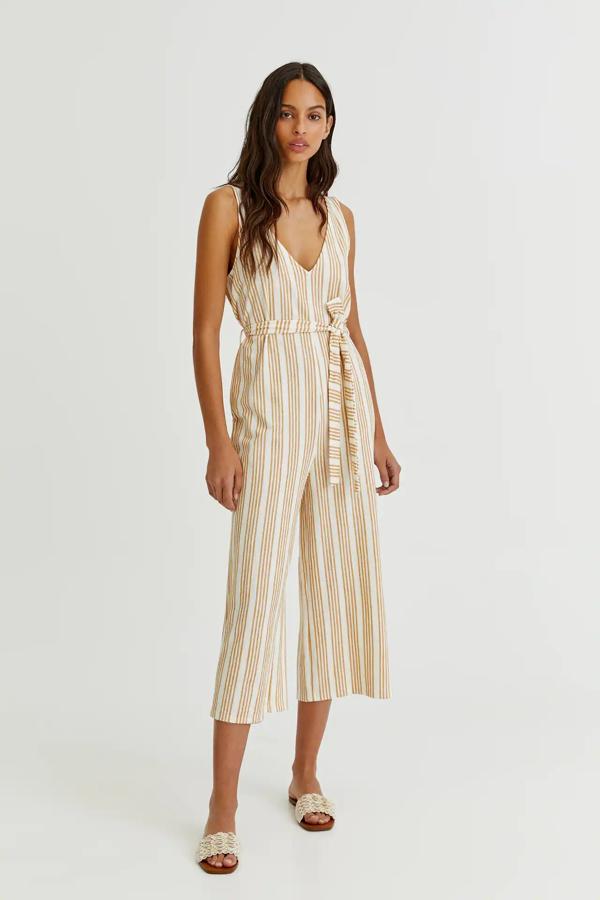 Con estampado de rayas verticales, este mono largo culotte cuenta con tirantes y escote de pico y tiene un precio de 22,99 euros.