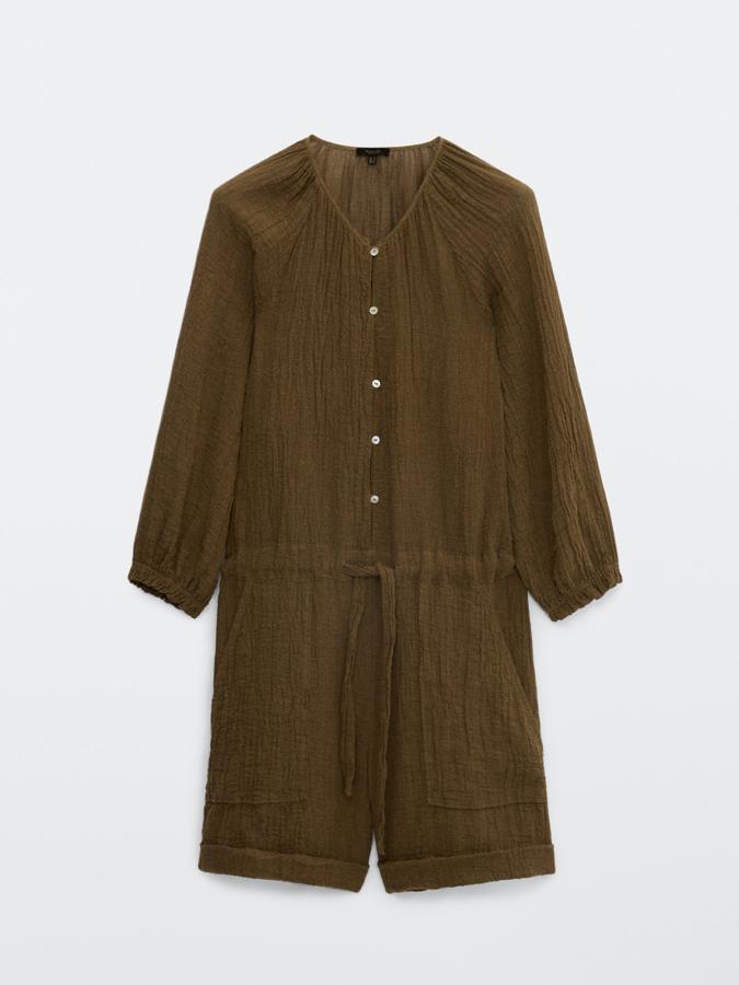 En color verde caqui, este mono de lino de manga larga cuenta con cierre mediante botones, bolsillos laterales y cintura elástica ajustable mediante cordón. Tiene un precio de 99,95 euros.