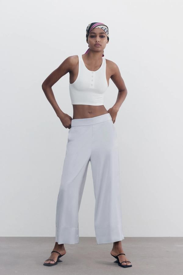 De tiro alto y cintura elástica, este pantalón culotte de color gris claro en tejido fluido tiene un precio de 9,99 euros (antes 19,95 euros).