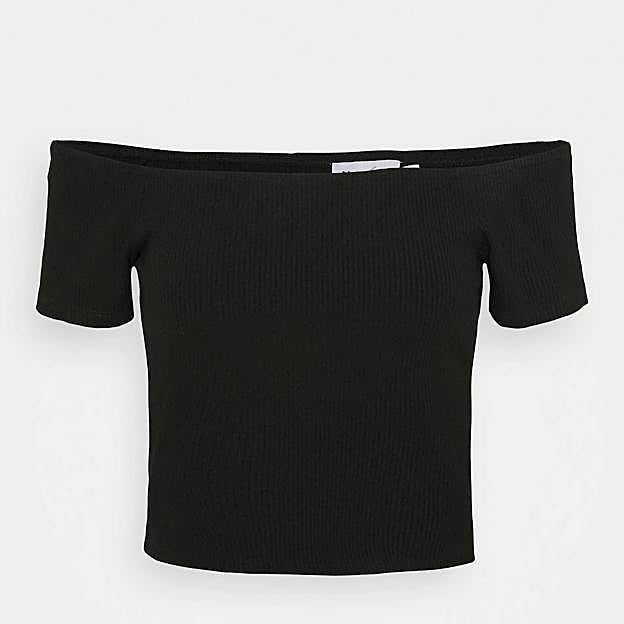 Top con hombros al descubierto en nergo de NA-KD