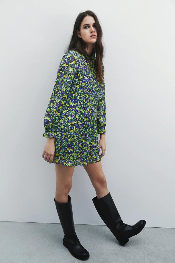 Con cuello subido y manga larga acabada en puño elástico, este vestido corto con detalle de hilo metalizado tiene un precio de 12.99 euros (antes 29,95 euros).