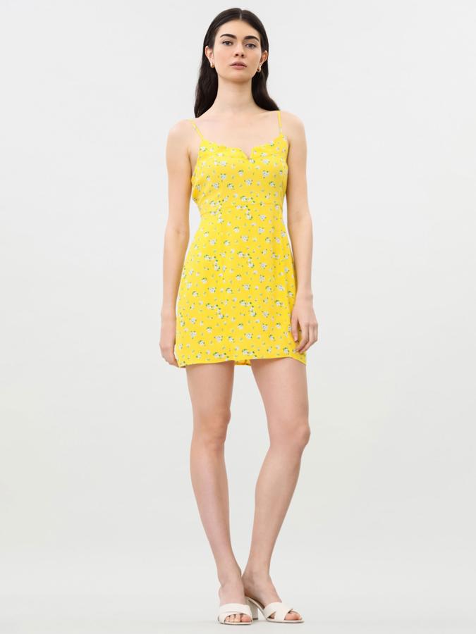 Con tirantes finos regulables, este vestid corto de tirantes finos está disponible en varios estampados y tiene un precio de 9,99 euros.