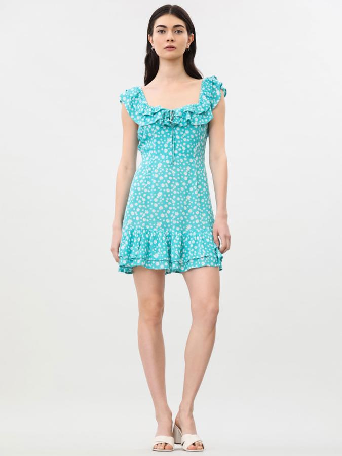 Este vestido corto con volantes en los tirantes y en el bajo está disponible en varios colores y tiene un precio de 12,99 euros.