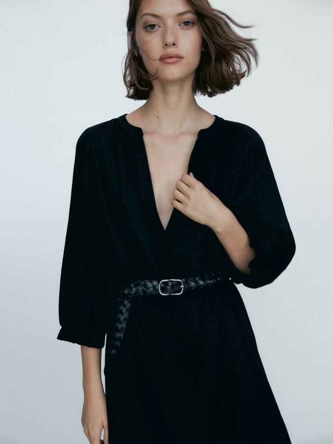 Confeccionado en bambula de algodón, este vestido corto de color negro con escote de pico tiene un precio de 49,95 euros.