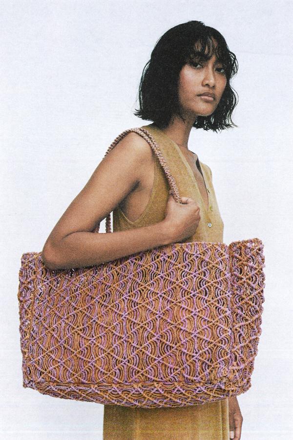 Bolso trenzado estilo shopping bag en tonos lila y mostaza de Zara (35,99 euros) 