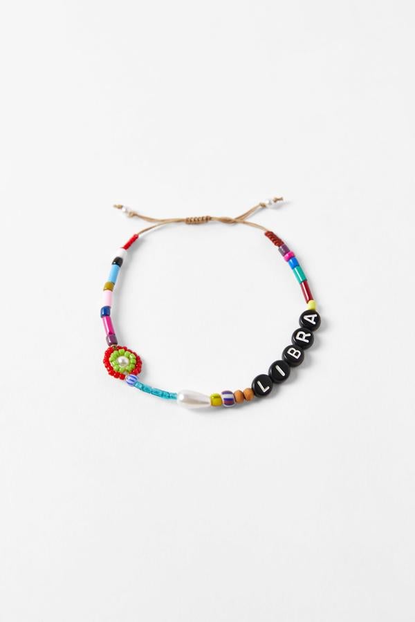 Pulsera con cuentas de colores y horóscopo de Zara (7,99 euros)