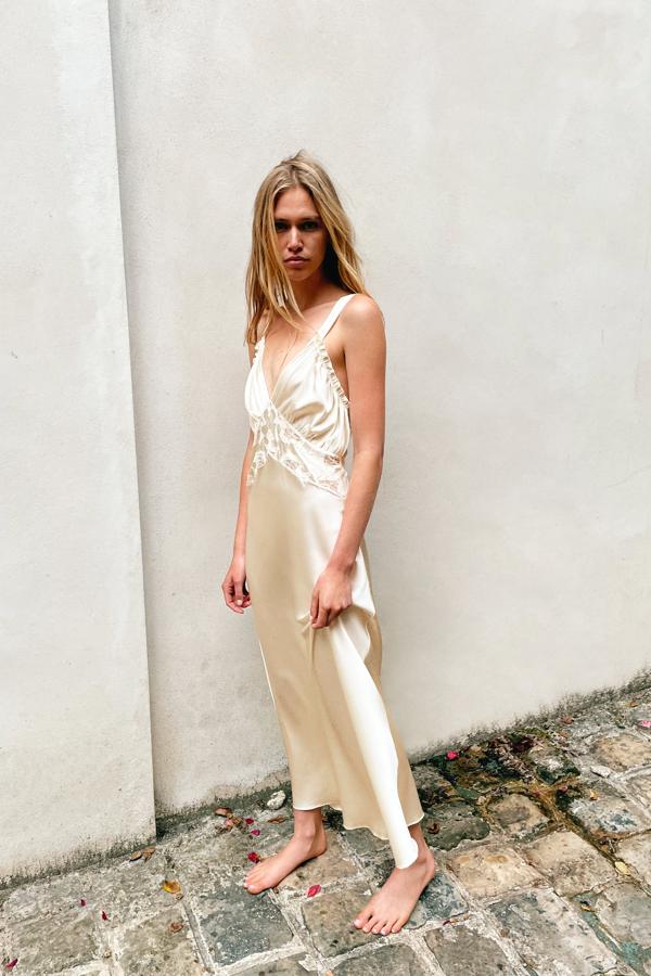 Vestido midi satinado de estilo lencero de Zara (99,99 euros)