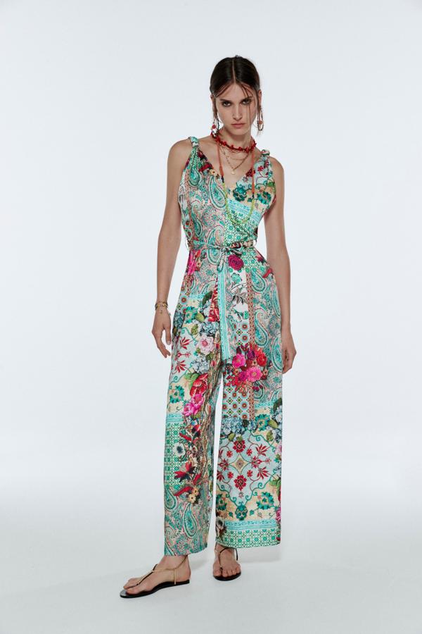 Mono largo con estampado de flores de Zara (49,99 euros)