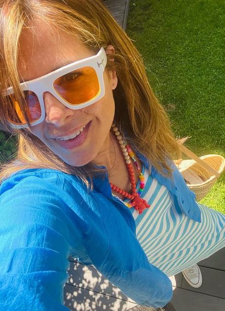 Imagen - Nuria Roca con un vestido de rayas azul. / @nuriarocagranell