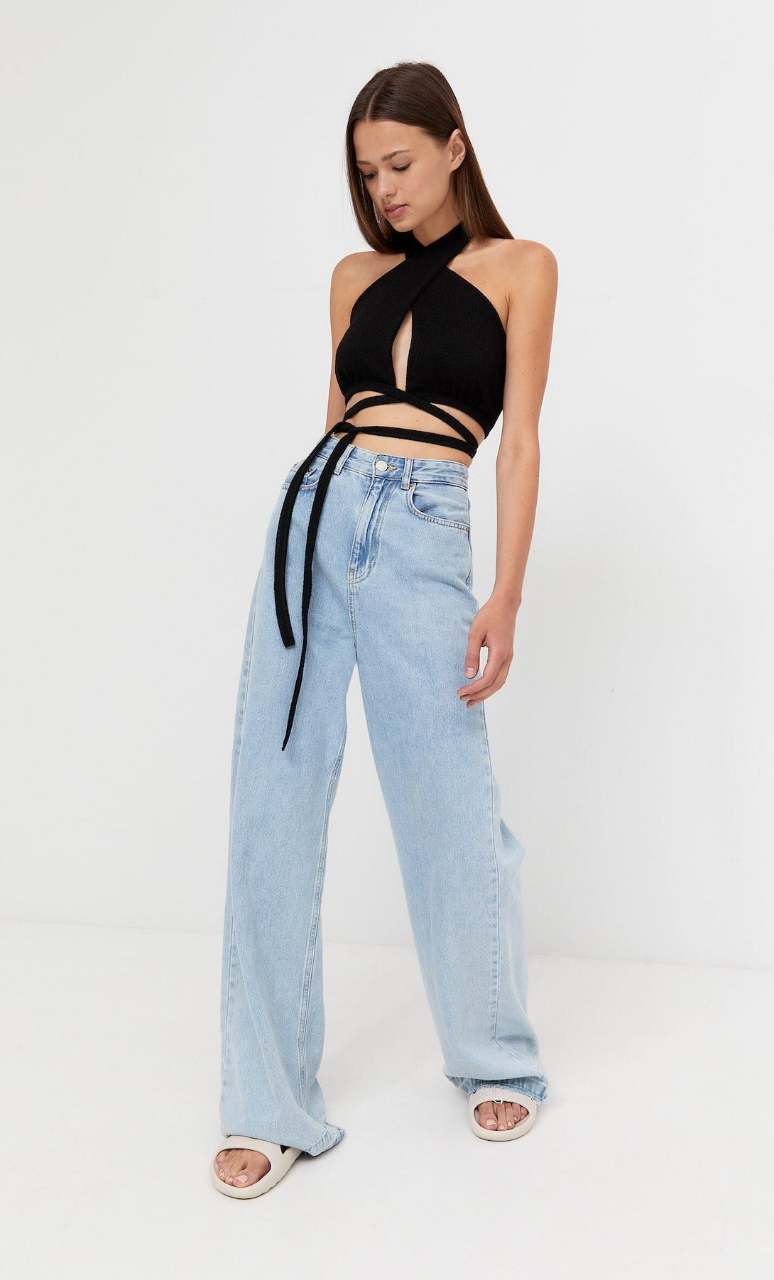 Con cuello halter y cordón a tono en el bajo, este top negro de espalda descubierta de Stradivarius está disponible en las tallas XS, S y M por 9,99 euros. 