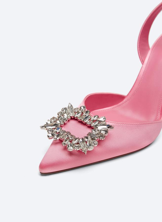 En rosa pastel, con detalle de joya rectangular en la puntera y tira trasera, estos zapatos con tacón de nueve centímetros esculpidos en raso podemos encontrarlos entre los números 36 y 40 por 99 euros. 