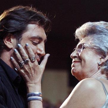 Imagen secundaria 1 - Pilar Bardem con sus hijos Javier y Carlos Bardem.