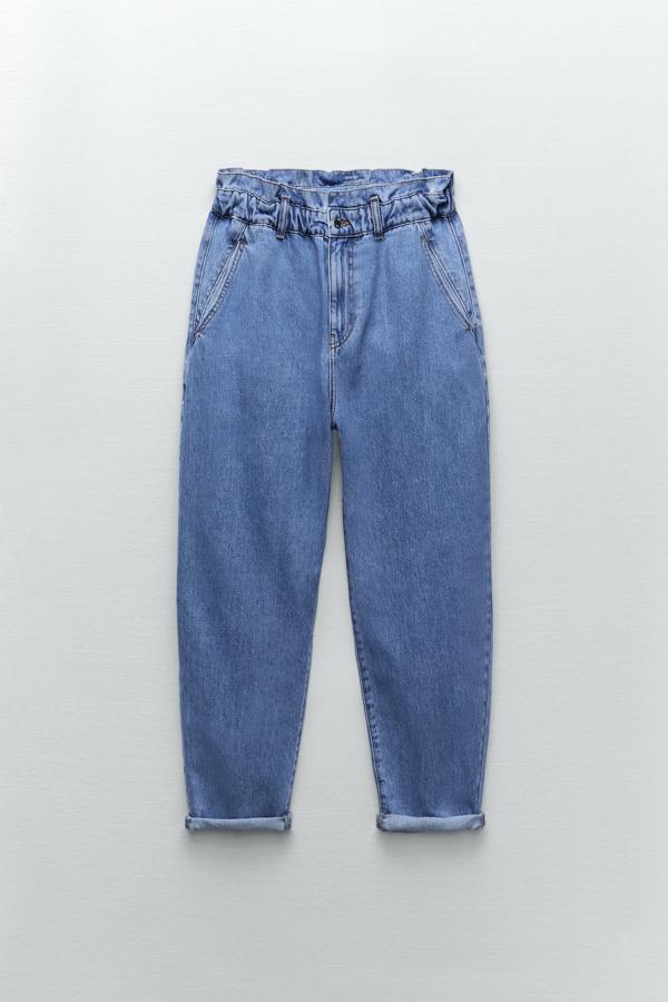 Vaqueros de corte  baggy  en color azul de la nueva colección de Zara (25,99 euros)