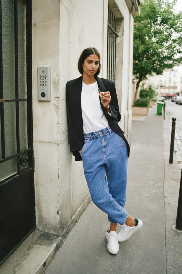 Vaqueros de corte  baggy  en color azul de la nueva colección de Zara (25,99 euros)