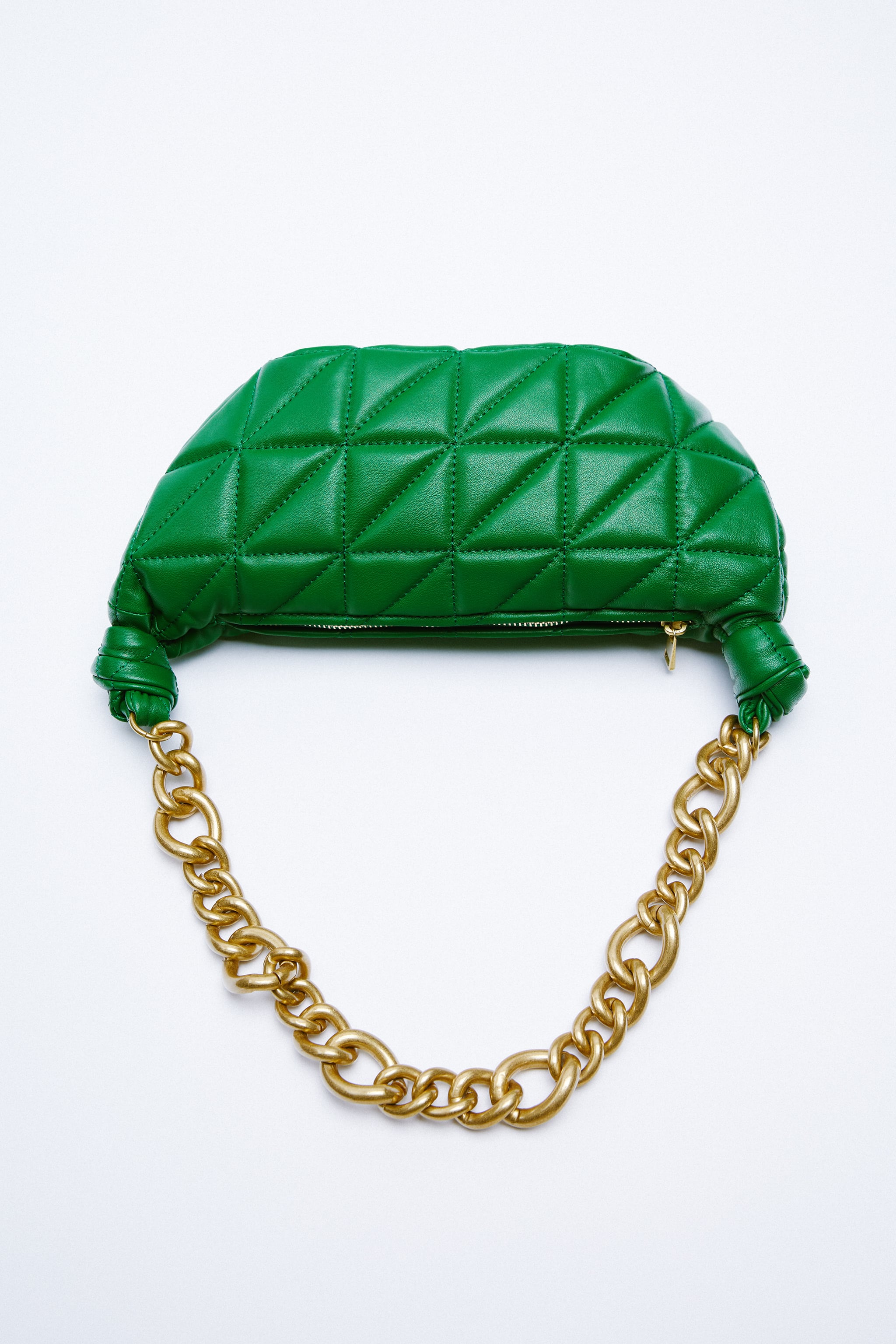Bolso de piel acolchada en color verde con cadena dorada de Zara (49,95 euros)