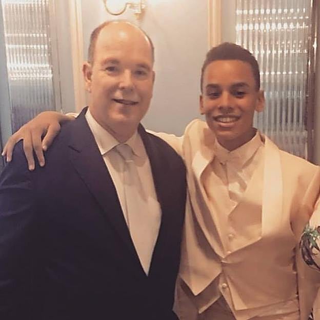 Foto de Alexandre en su confirmación posando con su padre en 2018.