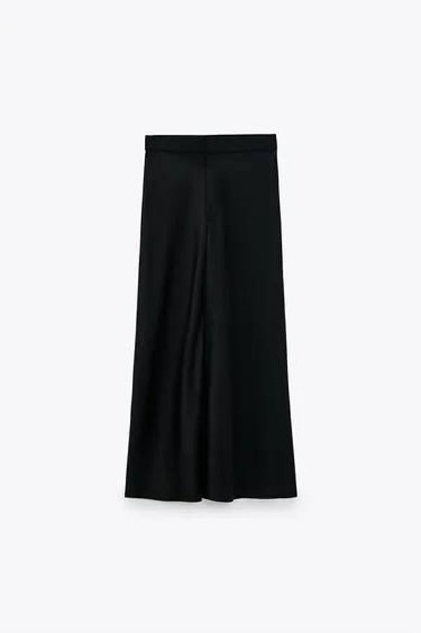 Falda midi satinada, en negro.