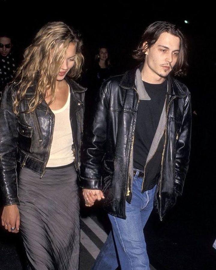 Kate Moss y Johnny Depp en Los Angeles. La modelo lleva camiseta blanca básica combinada con falda satinada en negro y una cazadora de cuero desgastada, para una estética muy ‘rock’-’grunge’ tendencia de la época.