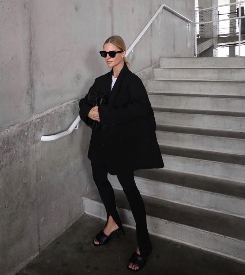 Una firma minimalista con prendas de corte masculino, para las amantes del lema menos es más o la sencillez es sinónimo de elegancia. De estilo atemporal y precio razonable. Sus trajes son una compra que merece la pena.