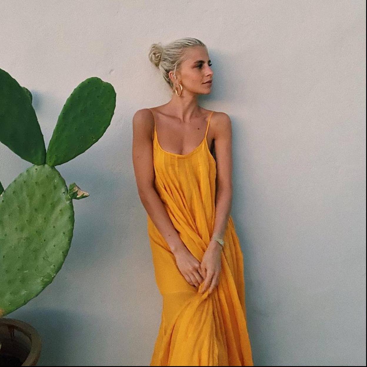 Pincha en la foto para ver los 12 básicos de verano más favorecedores de Zara, Mango o H&M