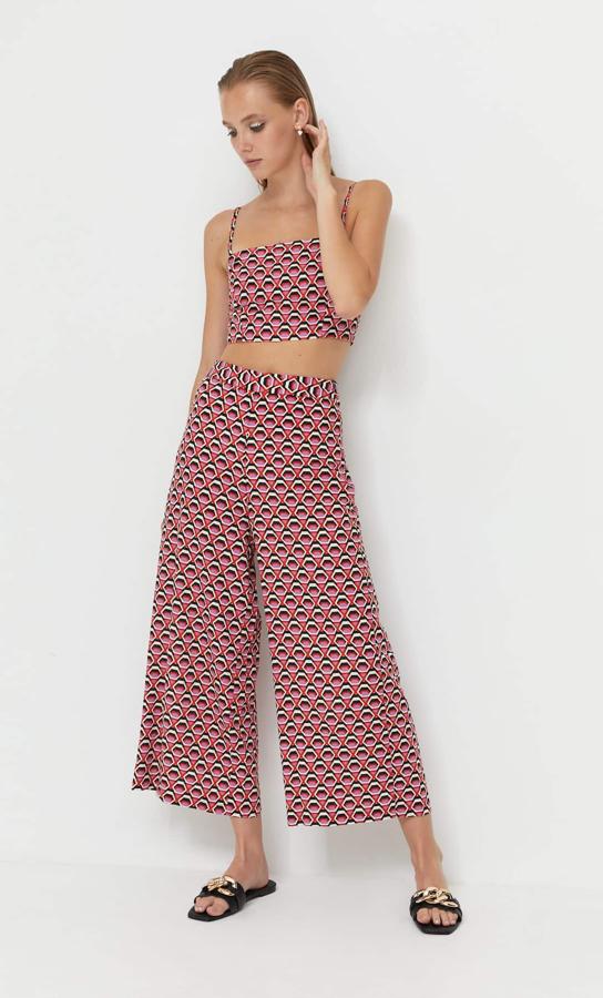 Estampado geométrico en rosa, rojo y negro con crudo para este precioso y original conjunto de Stradivaris compuesto por un top de escote recto y tirantes finos que tiene un precio de 12,99 euros y unos pantalones culotte que cuestan 19,99 euros. 