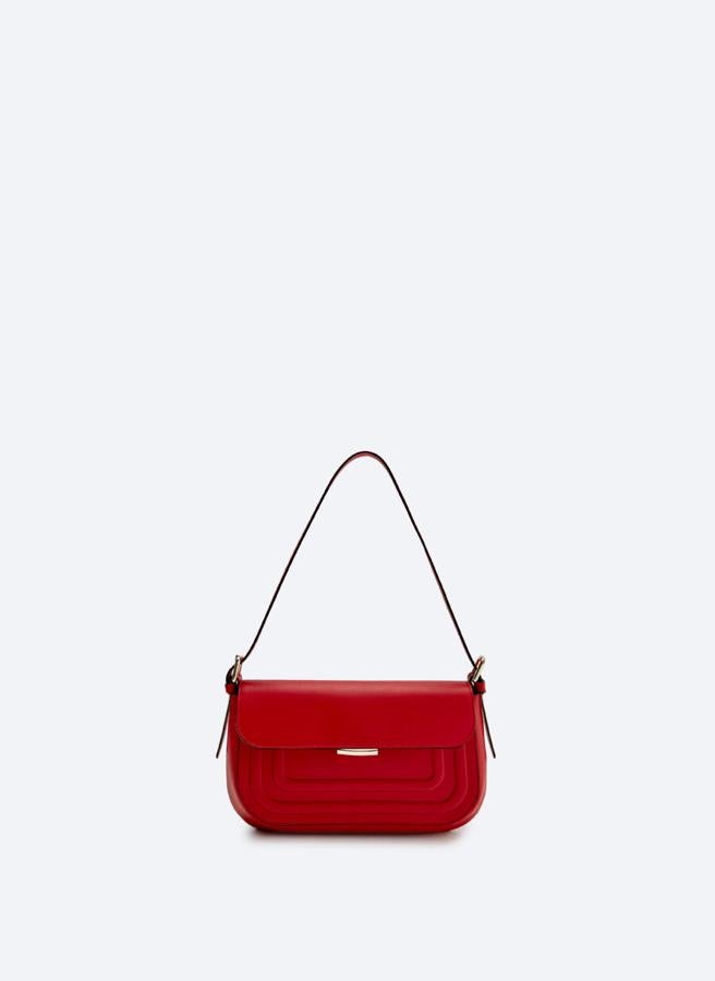 Bolso de piel con detalles metálicos, en rojo.