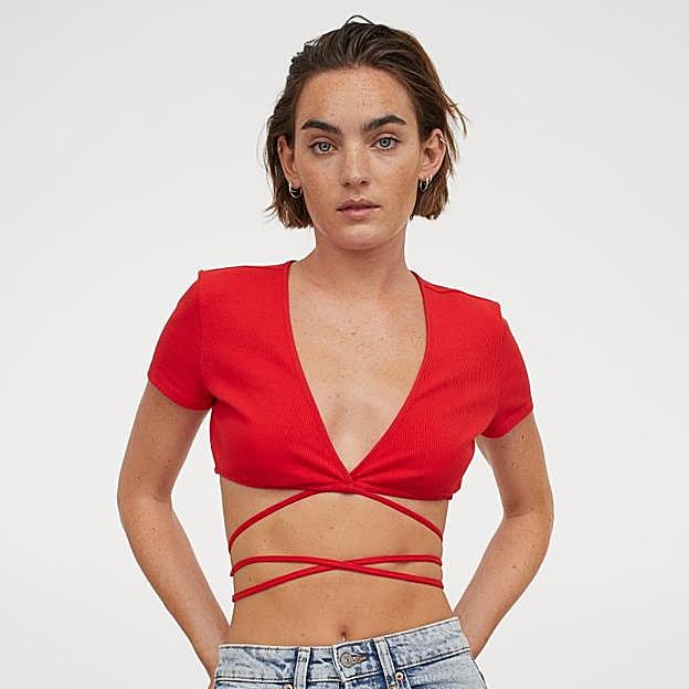 Imagen principal - Créetelo: todos estos looks inspirados en los 2000 hoy vuelven a estar de moda