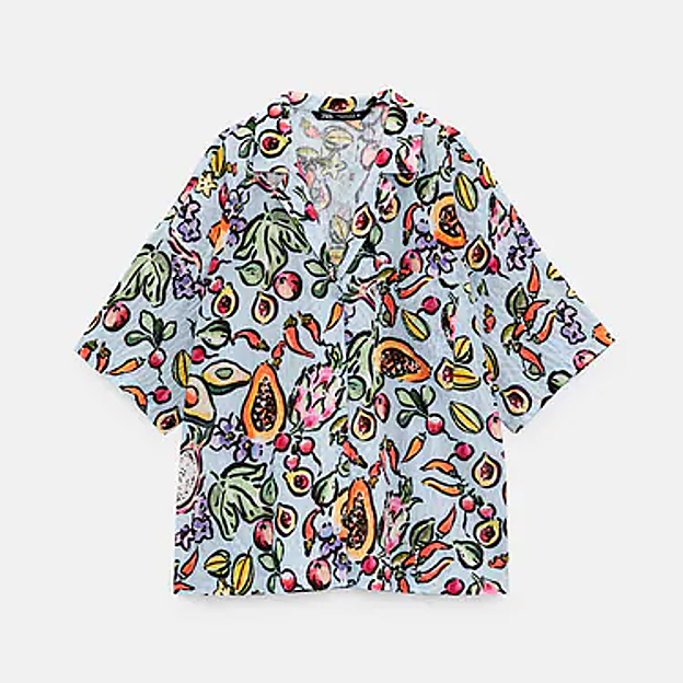 Camisa de manga corta celeste, con estamapdo de frutas