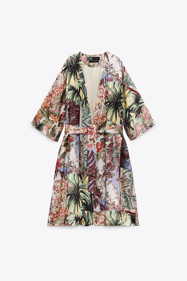 Chaqueta tipo kimono estampada con flores de Zara (49,99 euros)