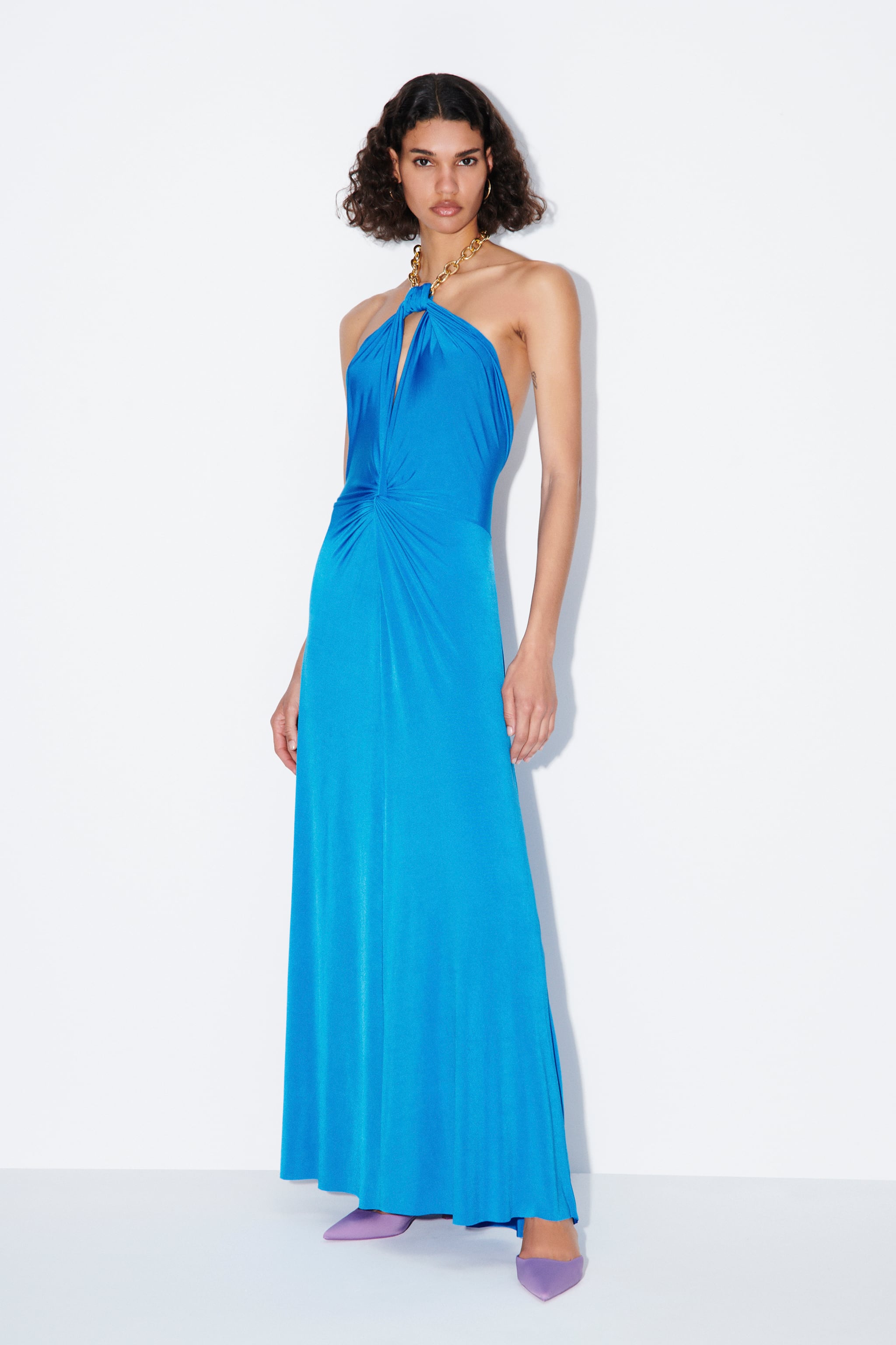 Vestido largo con escote halter de Zara (39,99 euros)