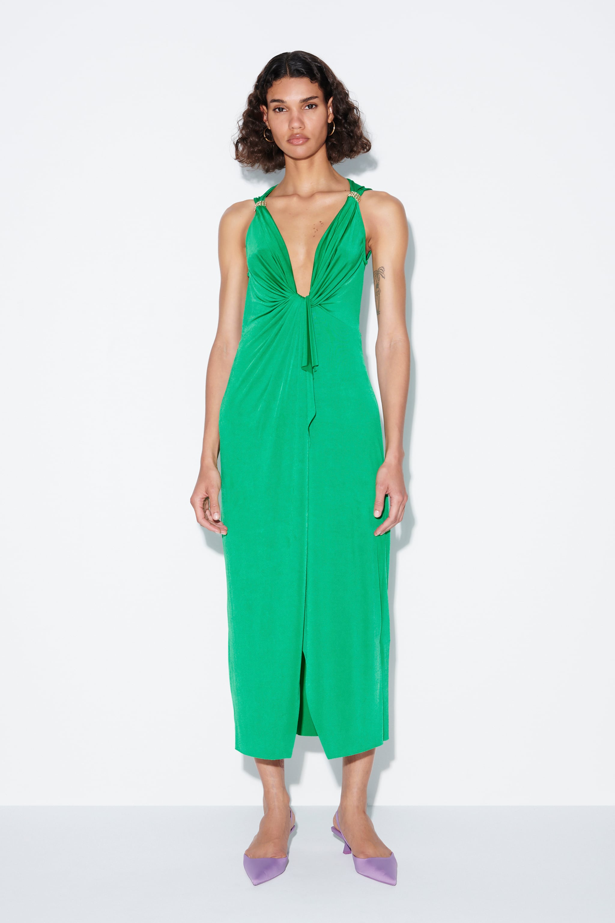 Vestido verde drapeado con escote pronunciado de Zara (39,99 euros)
