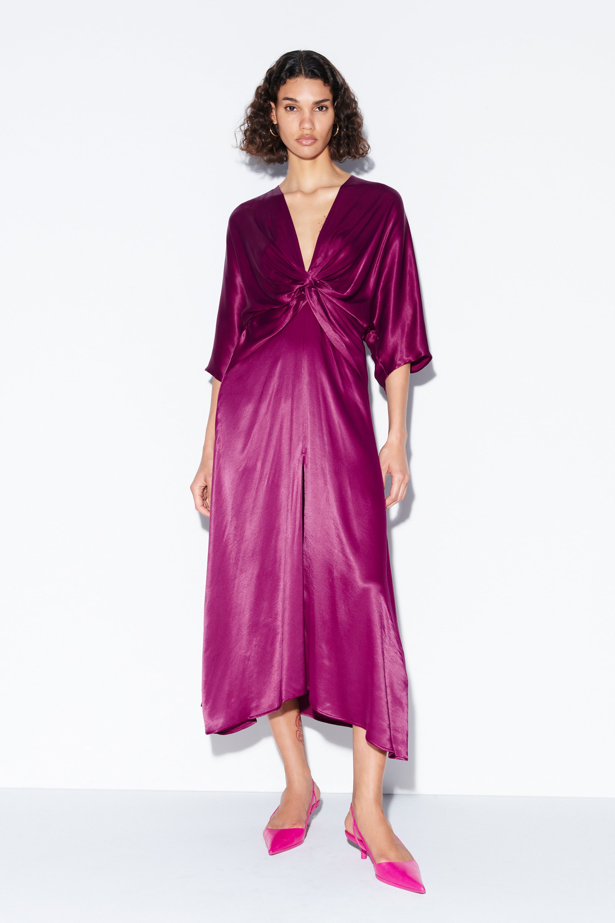 Vestido satinado midi en color midi de Zara (39,99 euros) 