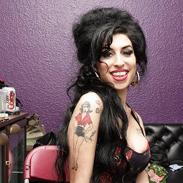No olvidamos a Amy Winehouse, la diva de la voz tormentosa que murió de fama, alcohol y bulimia hace ya diez años