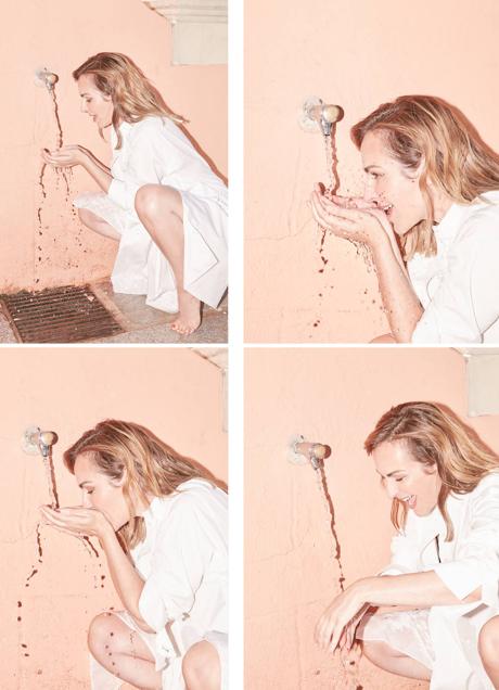 Imagen - La actriz posa con vestido camisero de CH, stilettos de Jimmy Choo y sujetador de Etam.